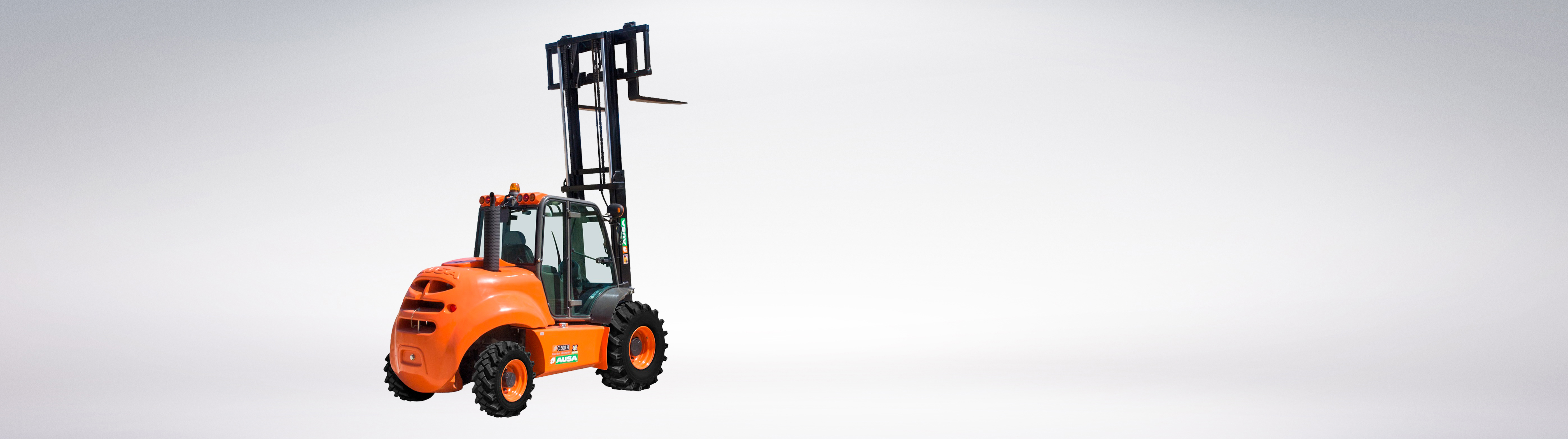 Vi leverer allsidige terrenggående trucker som er velegnet til byggeplasser, industri og landbruk